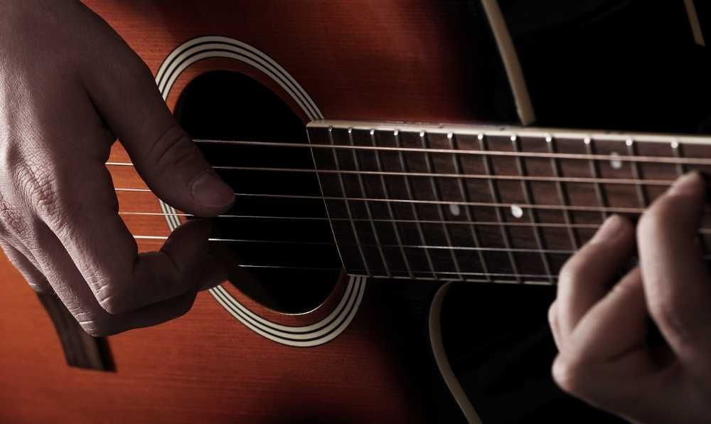 Músico tocando violão fingerstyle