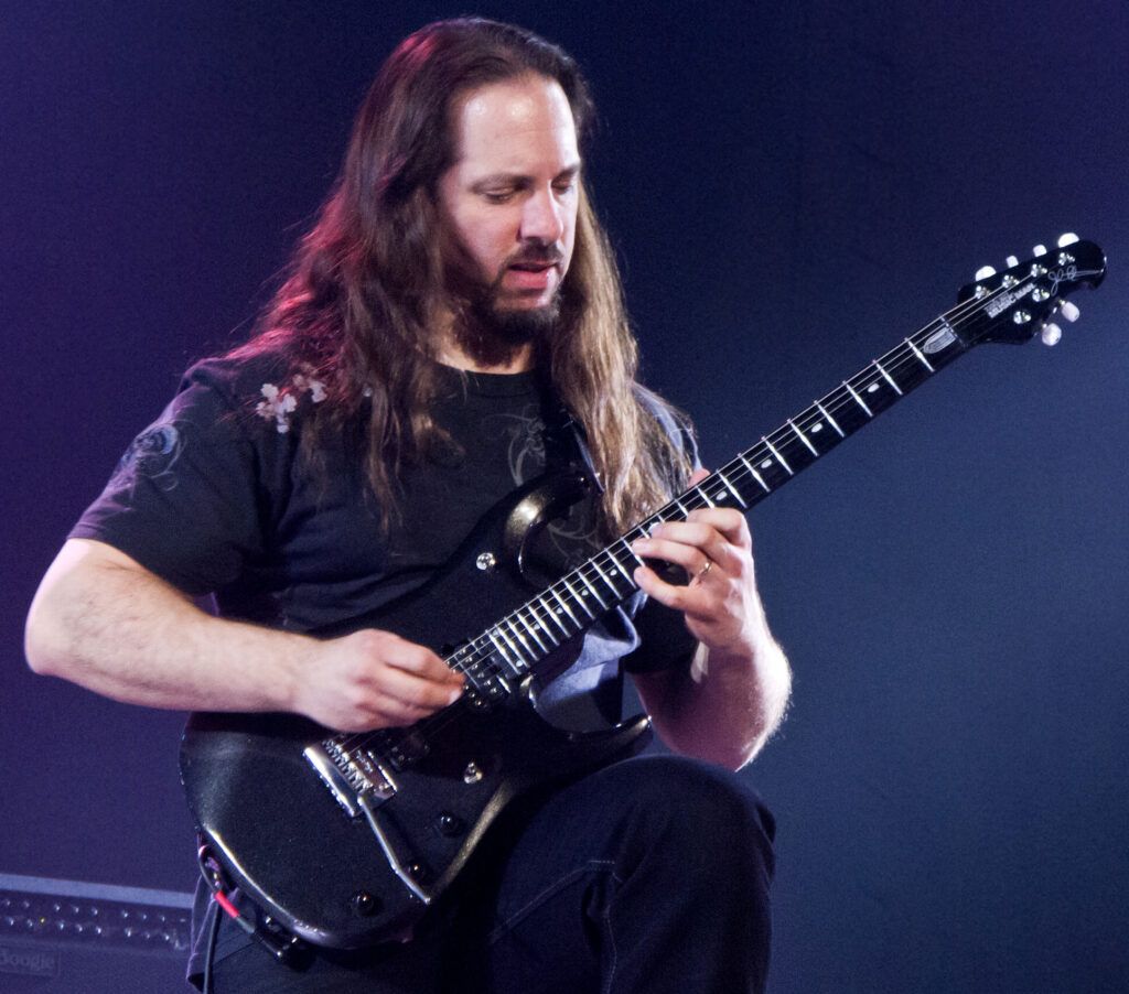 John Petrucci executa técnica da palhetada alternada, durante show do Dream Theater