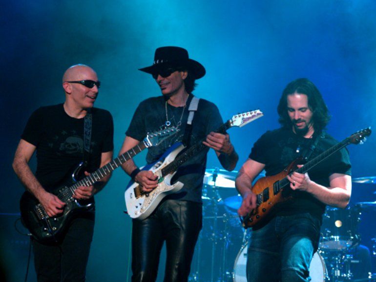 Joe Satriani, Steve Vai e John Petrucci: três ícones da shred guitar