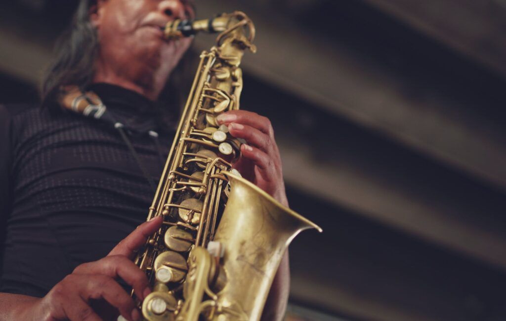 Saxofonistas também podem sofrer de distonia focal do músico