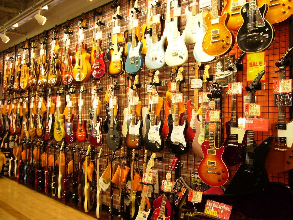 Tienda de instrumentos exhibe los más variados tipos de guitarra elétrica