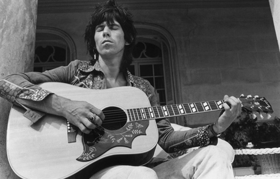 Keith Richards tocando la legendaria guitarra Hummingbird de Gibson