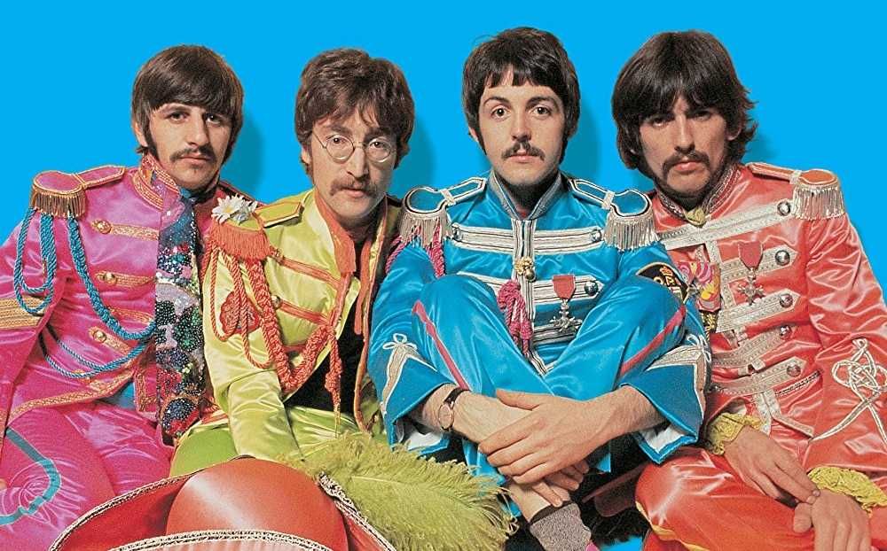 Integrantes dos Beatles com as roupas na estética do álbum Sgt. Pepper's Lonely Hearts Club Band