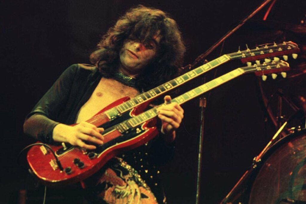 Jimmy Page, com sua guitarra de dois braços, durante performance arrebatadora do Led Zeppelin