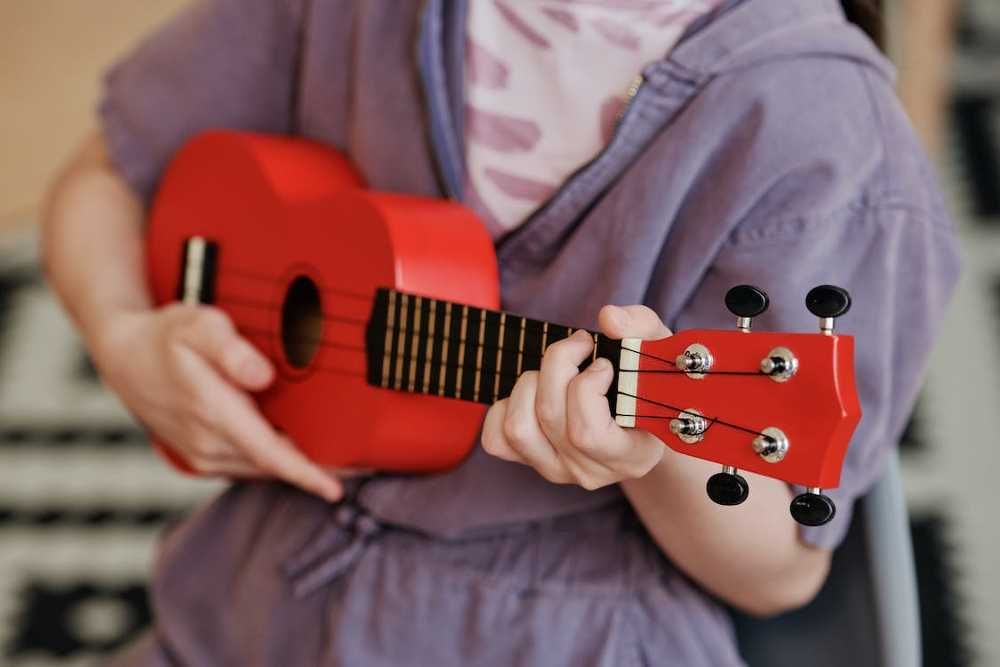 Músico tocando ukulele em fingerstyle