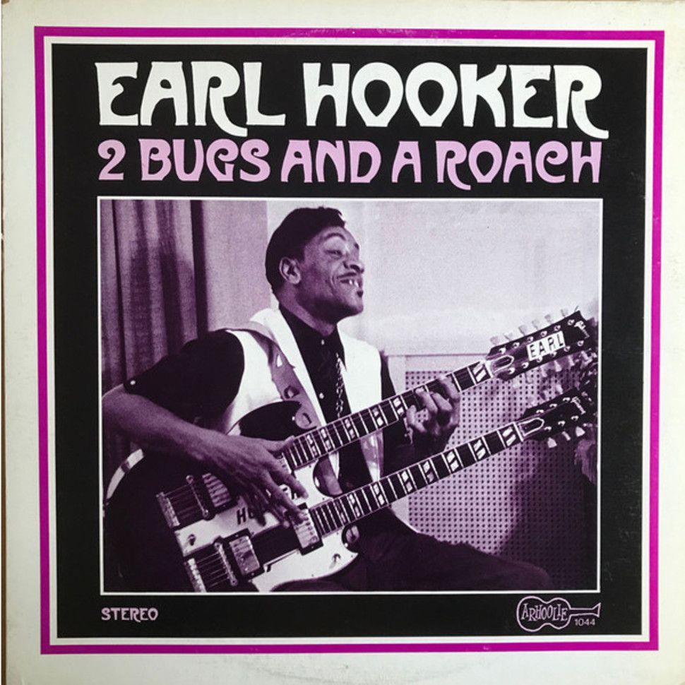 Earl Hooker con una guitarra de dos brazos en la portada del disco 2 Bugs and Roach