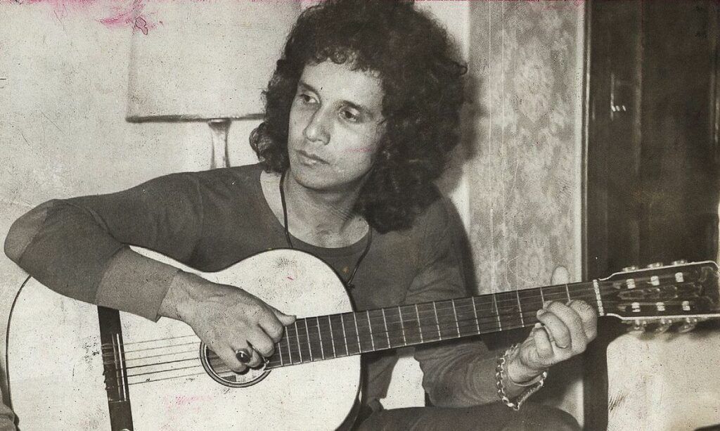 Roberto Carlos tocando la guitarra en la década de los 70