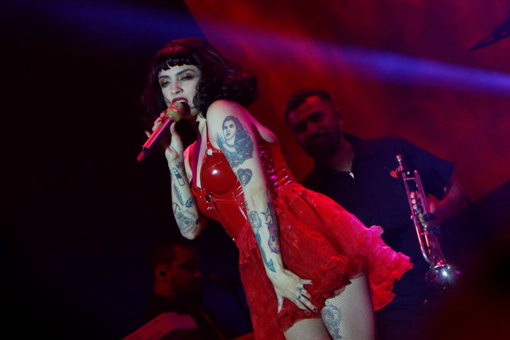 Mon Laferte, estrela da música latina, durante show no México(Foto de Tania/ Secretaria de cultura da cidade do México)