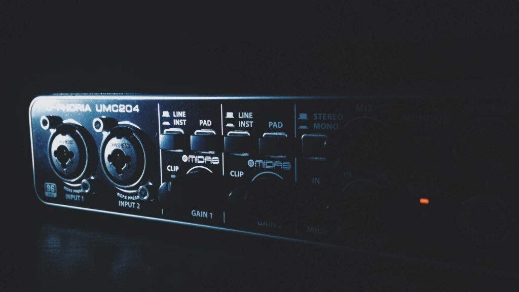 La Interfaz de audio es uno de los equipos fundamentales del home studio