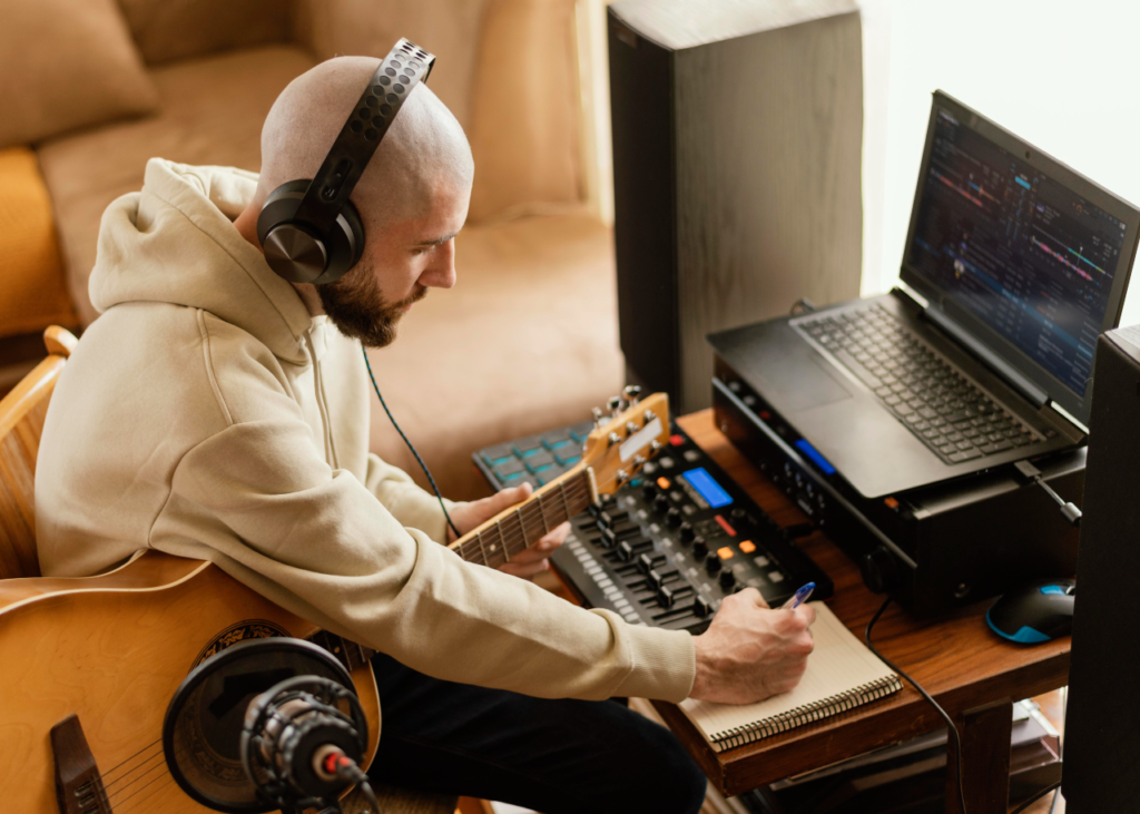 Músico faz anotações, equanto grava em home studio