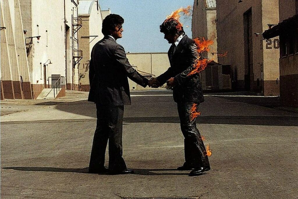 Capa do disco Wish You Were Here, do Pink Floyd, presença constante e qualquer lista de músicas dos anos 70