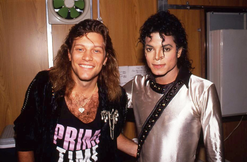 Jon Bon Jovi e Michael Jackson: dois artistas que fizeram muitas músicas internacionais dos anos 80