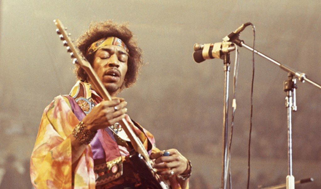 Jimmy Hendrix tocando ao vivo e fazendo improvisação musical