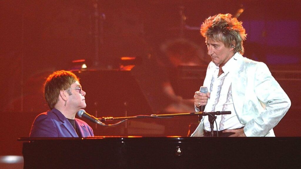 Elton John e Rod Stewart estão entre os cantores internacionais antigos mais populares