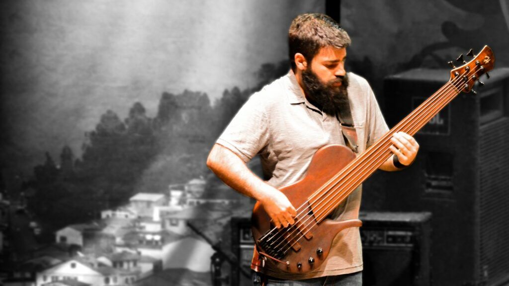 Samuel Chacon, isntrutor de baixo do Cifra CLub, tocando com um fretless