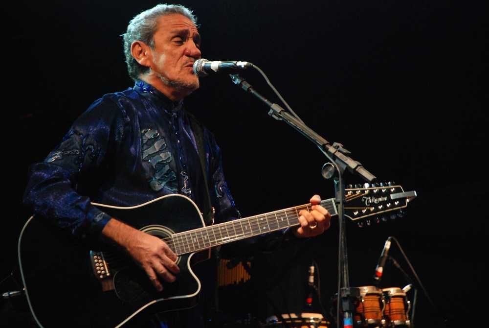 Aprenda 14 cifras simplificadas de Caetano Veloso no violão