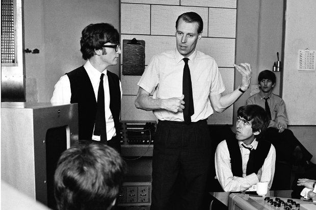 El productor musical George Martin durante la sesión de grabación con los Beatles.