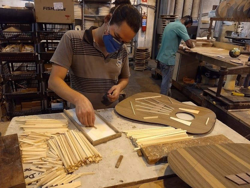 Luthier trabalha na construção de uma viola caipira na fábrixa da Rozini