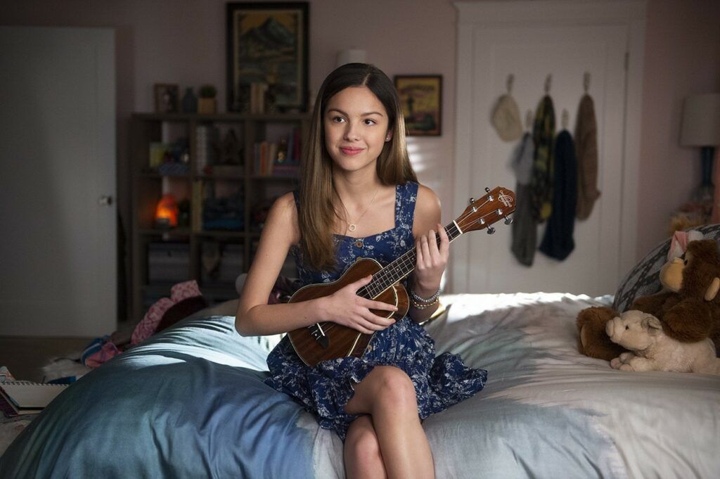 Olivia Rodrigo tocando ukulele