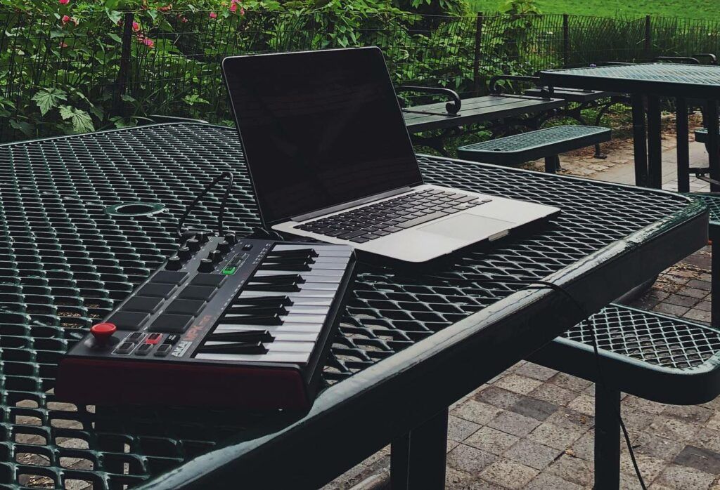 Teclado e notebook prontos para a tecnologia MIDI e instrumentos virtuais