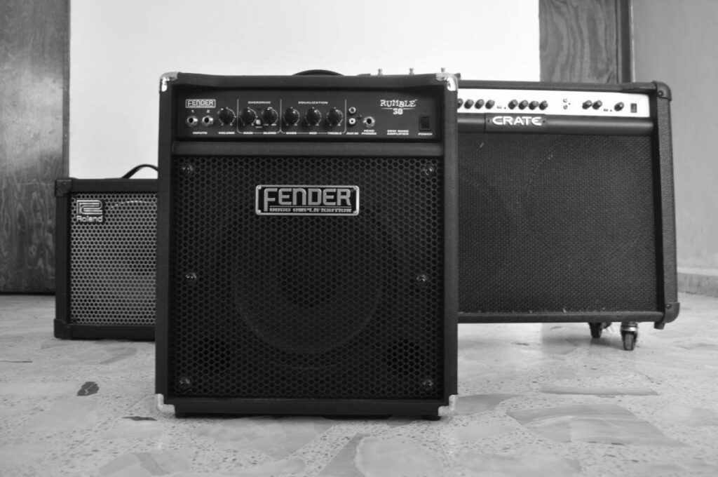 Amplificadores das marcas Roland, Fender e Crate