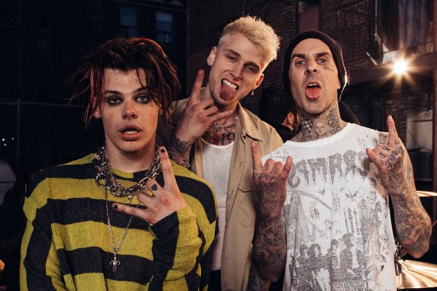 Yungblud, Machine Gun Kelly e Travis Barker, aristas que representam as influências emo