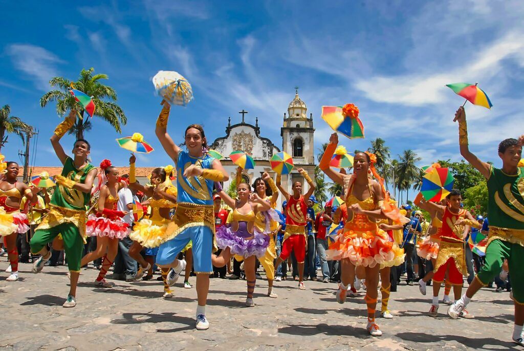 Passistas de frevo dançando nas ruas de Pernambuco