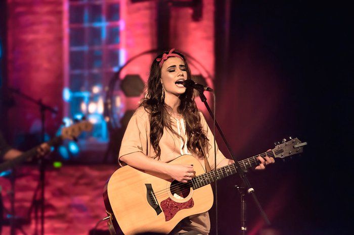 Isadora Pompeo tocando violão e cantando: artista está entre as principais cantoras gospel da atualidade