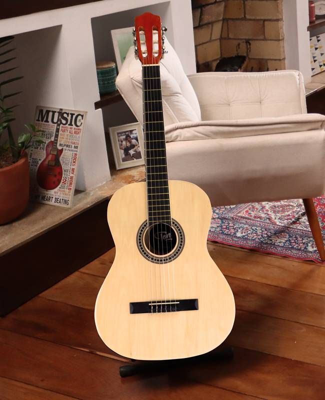 Modelo de violão clássico, com cordas de nylon, da Tonante