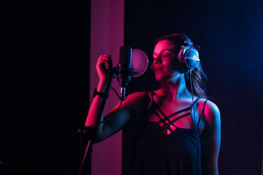 Cantora em estúdio gravando o estilo musical para cantar que ela considera mais fácil