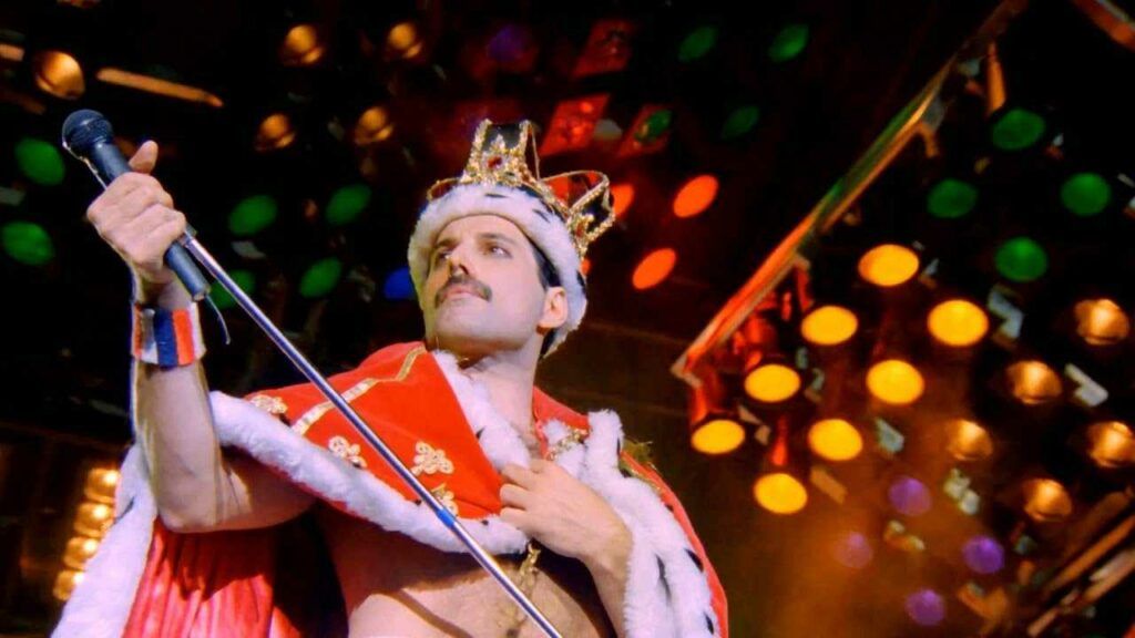 Durante a década de 80, o cantor Freddie Mercury com a coroa e o cetro de rainha na mão