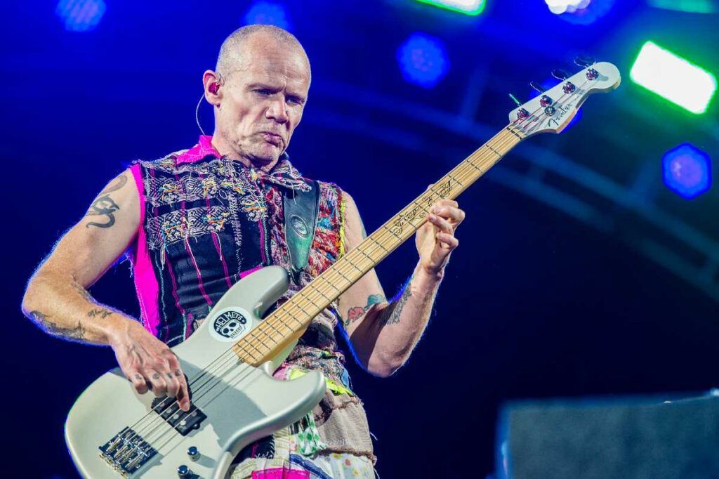 Flea,baixista da banda Red Hot Chilli Peppers, tocando linhas de baixo durante show