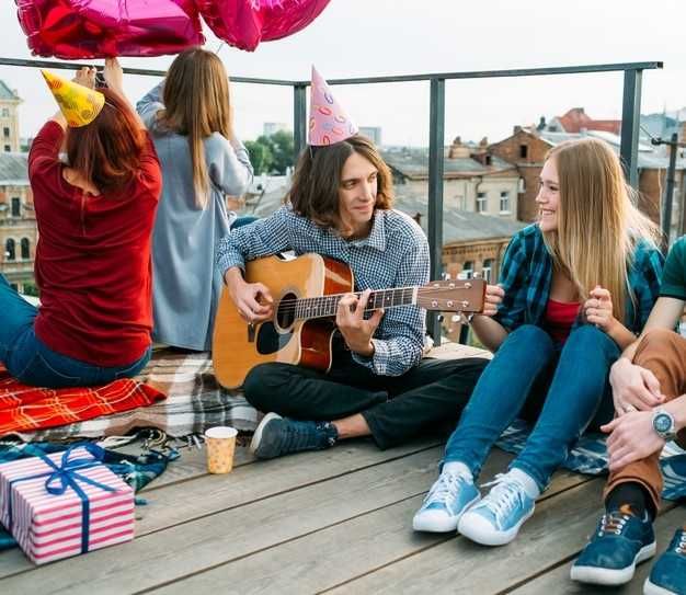 Amigo presenteia outro tocando músicas de aniversário no viol