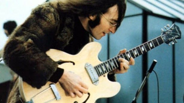 John Lennon tocando guitarra no rooftop concert, o último show dos Beatles