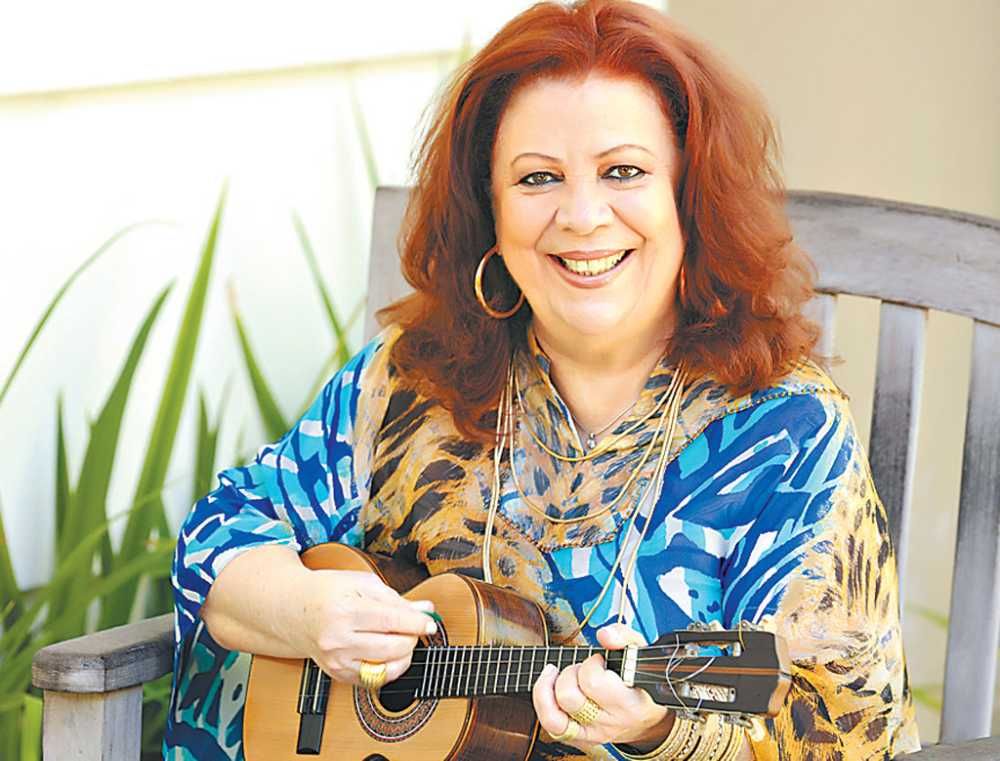 Beth Carvalho, uma das principais cantoras de samba, tocando cavaquinho