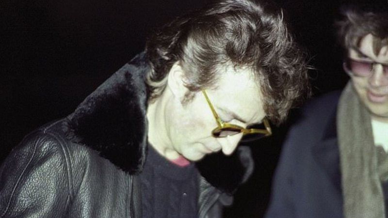  John Lennon autografa disco para Mark David Chapman, o fã que matou o astro do rock 