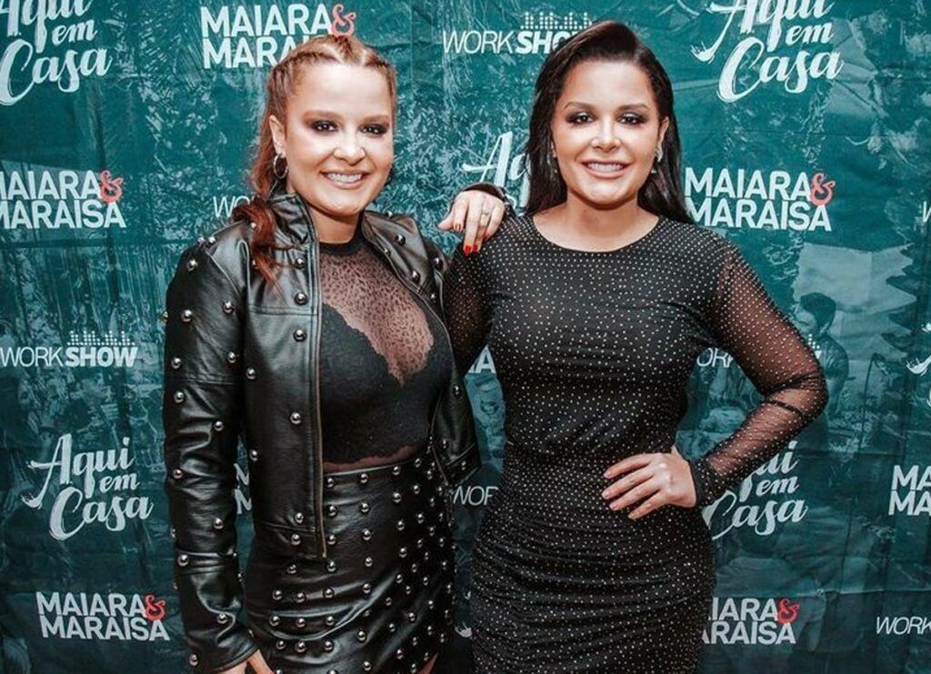 Maiara & Maraísa posando para foto da dupla sertaneja de sucesso
