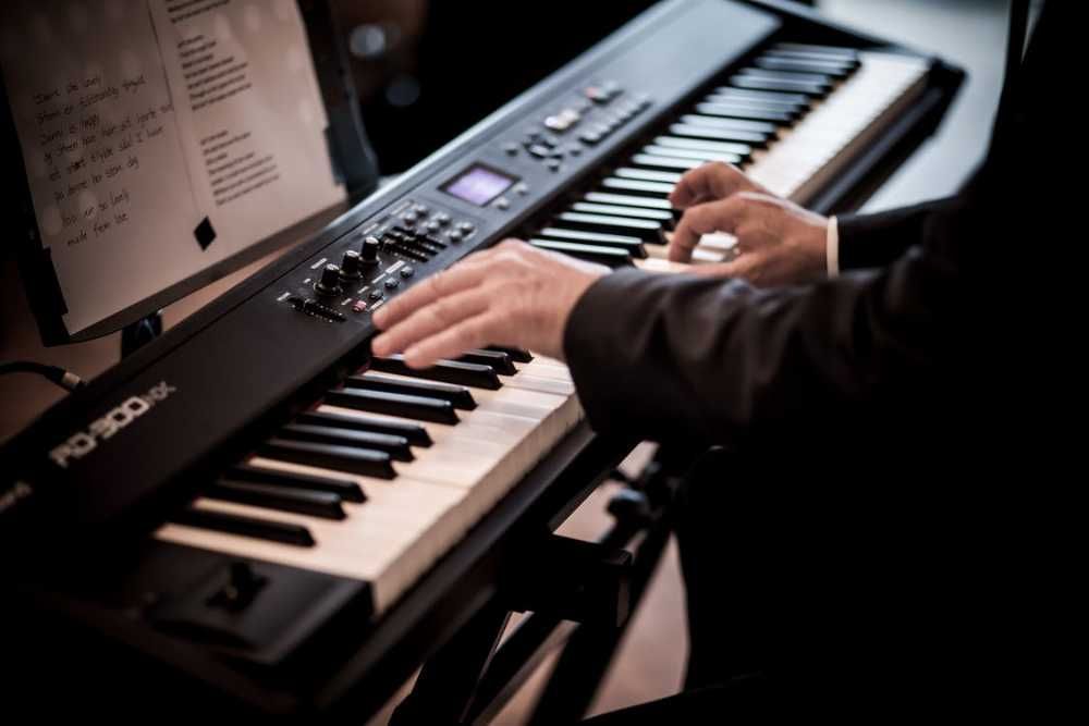Músico praticando como tocar teclado