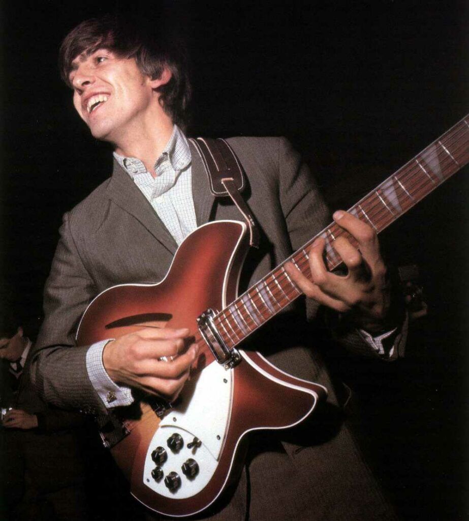 George Harrison tocando com uma Rickenbacker em show dos Beatles