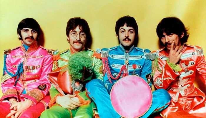 Beatles caracterizados à moda do álbum Sgt. Pepper's