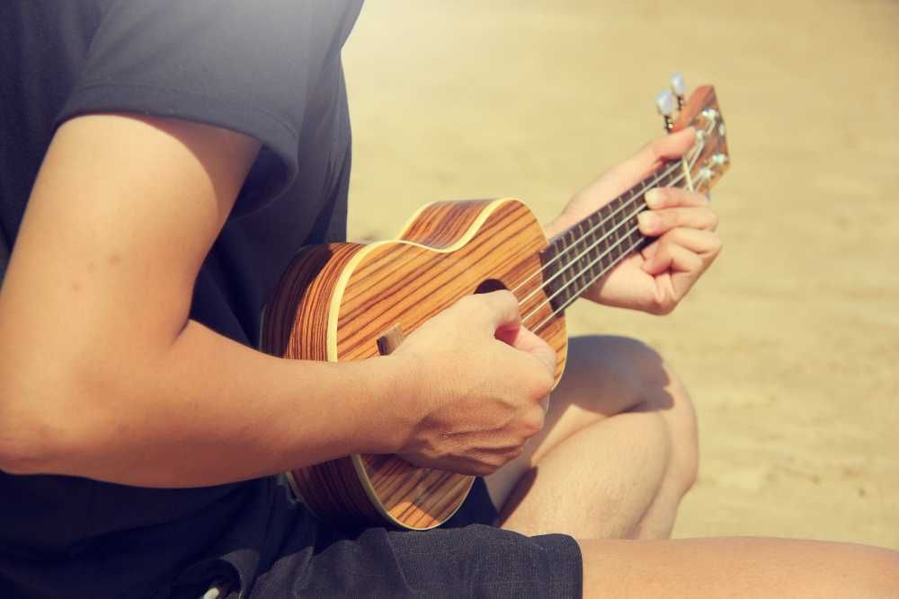Homem praticando em seu primeiro ukulele