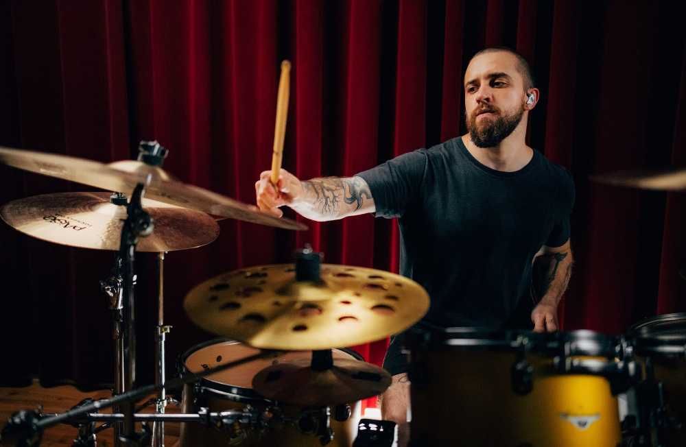 Eloy Casagrande tocando bateria