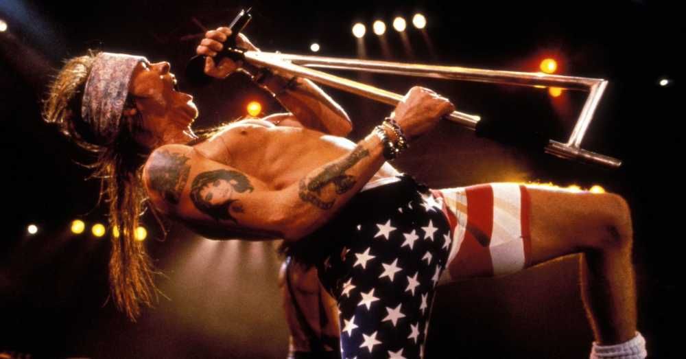 Axl Rose cantando no palco do Rock in Rio em 1991