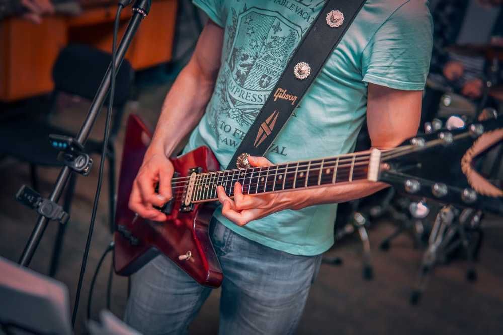 Músico tocando guitarra em estúdio