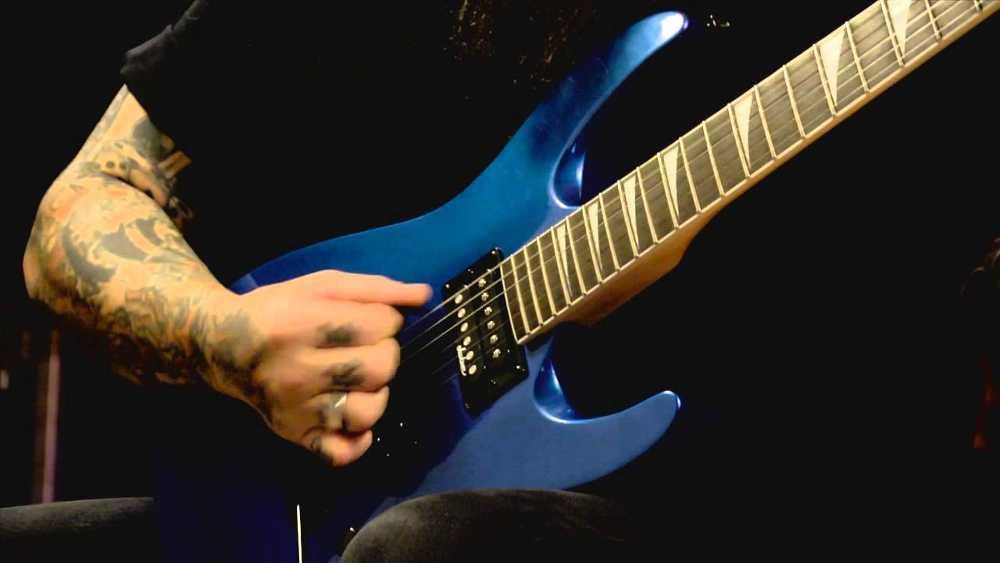 Homem tocando guitarra azul