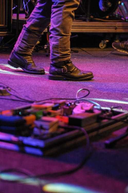 Pedaleira de guitarra em um palco