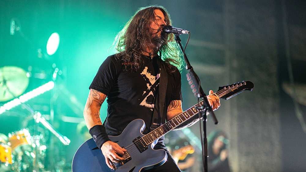 Dave Grohl tocando guitarra e cantando em apresentação ao vivo