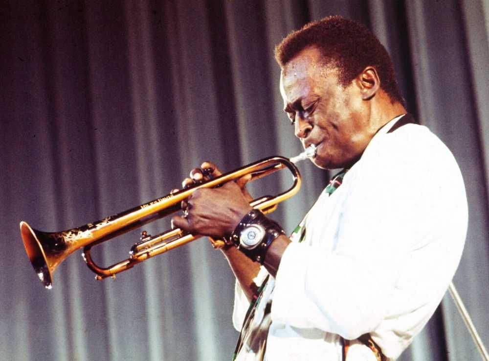 Miles Davis tocando trompete
