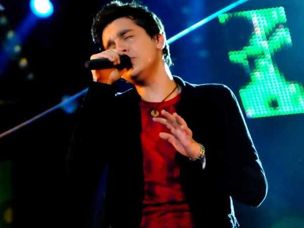 Luan Santana cantando no seu primeiro DVD