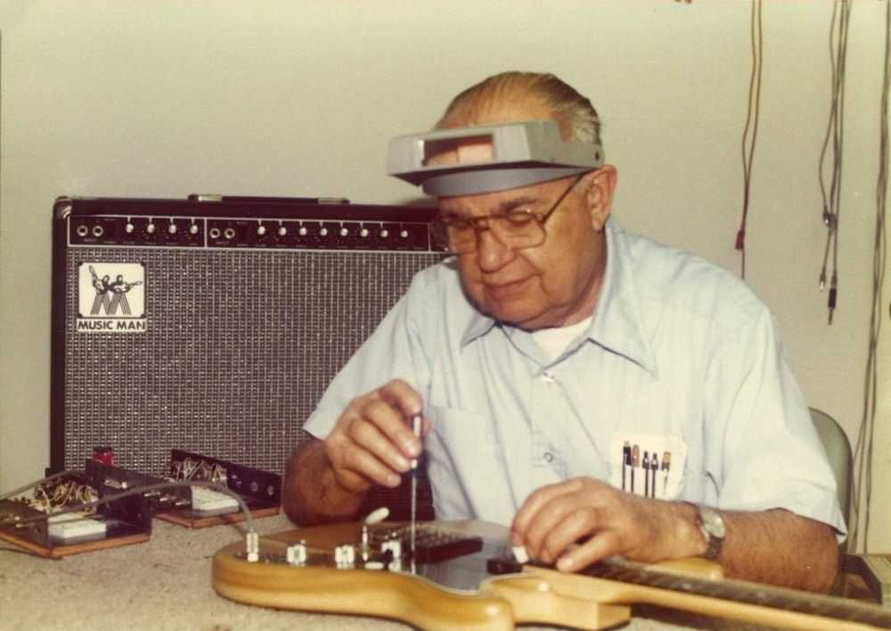 Leo Fender trabalhando em modelo de guitarra